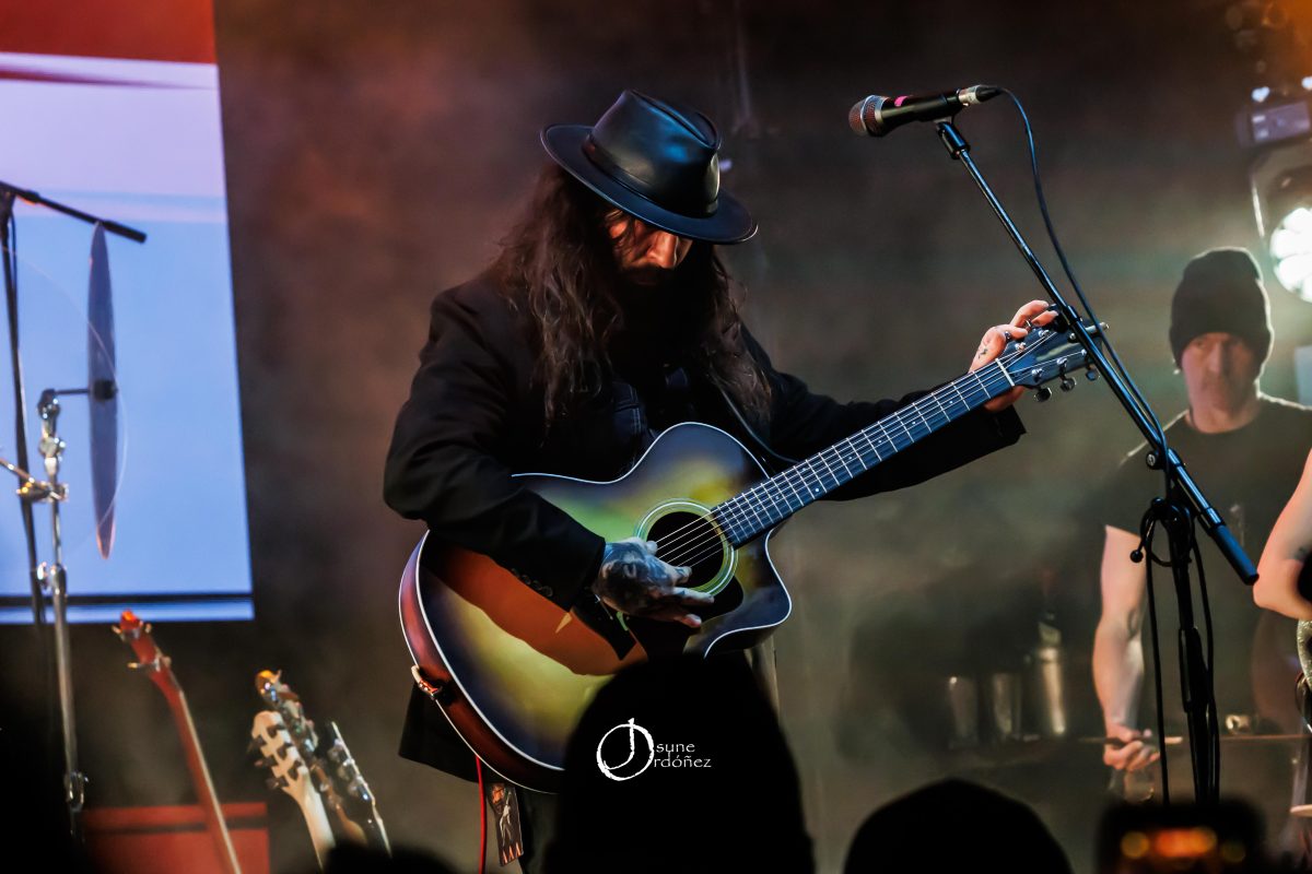 La emblemática voz de Shawn James inundó el Teatro Eslava con su gira ‘Flew Too Close to the Sun Tour’