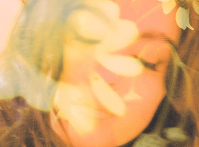 Chiara Oliver lanza «Margaritas» tercer adelanto a su nuevo albúm