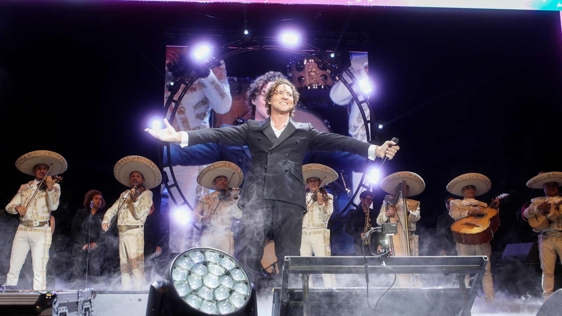David Bisbal honra a México con un emotivo homenaje al clásico de Juan Gabriel «Amor Eterno» en el Auditorio Nacional