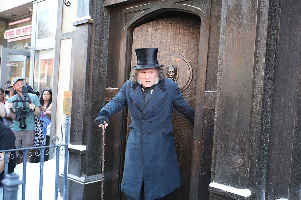 Un irreconocible Johnny Depp protagoniza  «Scrooge y Los Fantasmas De La Navidad» y se desvela su primer trailer en cines el 13 de noviembre